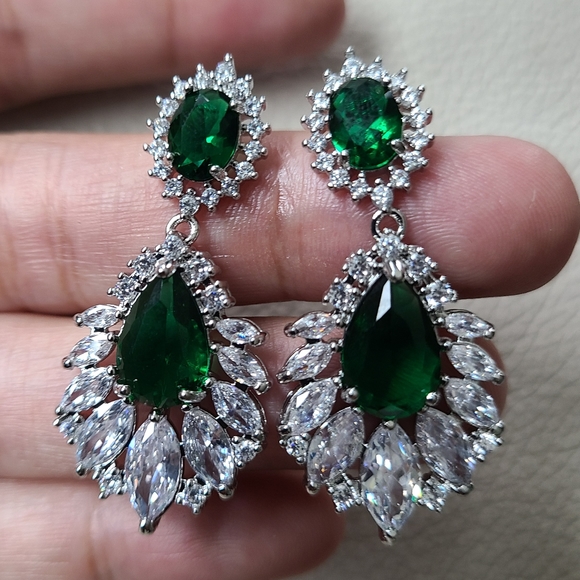 Emerald green earrings in silver - Picture 1 of 4